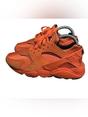 Nike Air Huarache Shoes Womens Size 8 Orange Suede Low Top Sneakers DQ8589-800